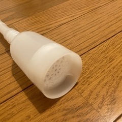 水槽の掃除をするホースの画像