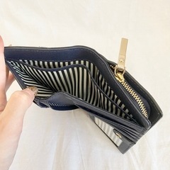 【2回使用】kete spade ケイトスペード 2つ折り財布 ネイビーの画像