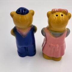 くまの調味料入れと箸置きの画像