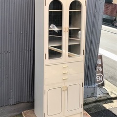 レトロな食器棚