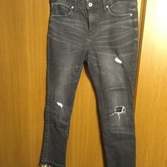  GU  デニム黒 ダメージ風 秋冬のコーデにの画像