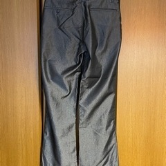 テカリのあるパンツ 秋のお出かけコーデにの画像