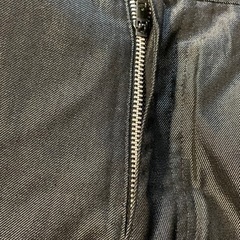 テカリのあるパンツ 秋のお出かけコーデにの画像