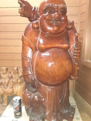 大きい木で出来た置物。布袋さま？