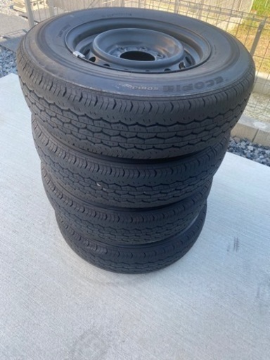 最終値下げ！！ハイエース　新車外し　タイヤホイールセット　ホイールキャップ付き