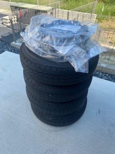 最終値下げ！！ハイエース　新車外し　タイヤホイールセット　ホイールキャップ付き