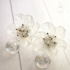 ハンドメイド　花とシャボン玉イヤリング