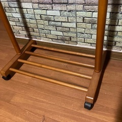 ちょっとクラシックな木製ラックの画像
