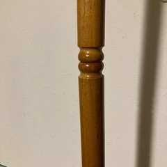 ちょっとクラシックな木製ラックの画像