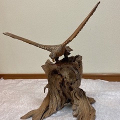鷹の木彫り置物の画像