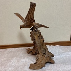 鷹の木彫り置物の画像