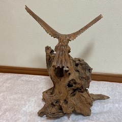 鷹の木彫り置物の画像