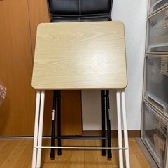 ホーマックの折りたたみ机の画像