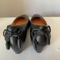 黒のパンプスの画像