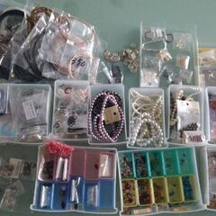 ビーズ（スワロフスキー、天然石他各種）の画像