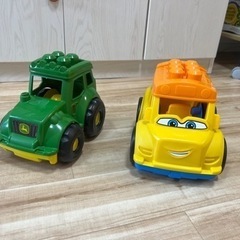 子供のおもちゃ　ブロックと木製の乗り物