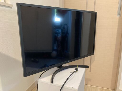 32型　大型ディスプレイ　モニター