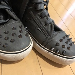 ビスがカッコいいハイカットの画像