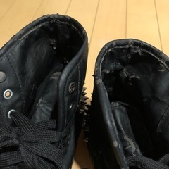 ビスのついたハイカットシューズの画像