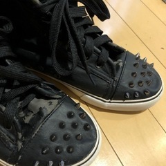 ビスのついたハイカットシューズの画像