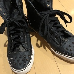 ビスのついたハイカットシューズの画像