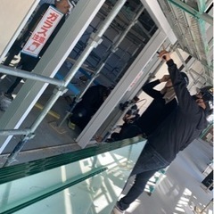 プライベートを充実させ仕事に力を入れようと(^^) ◇ガラス工事業　◇月収25万円〜40万円　◇10代〜40代大募集　◇各種保険完備　◇手当多数有の画像