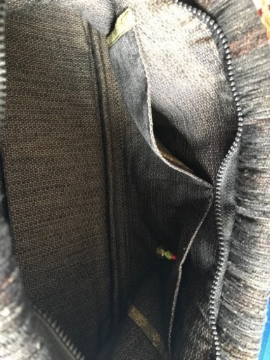 木の取手と小物が個性的なバッグ