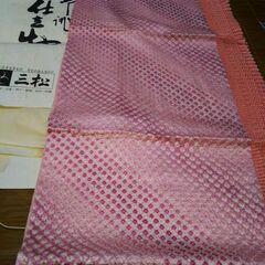 インテリアにおしゃれで綺麗なショール、新品鼻緒のぞうり、目立つ帯揚げ、組みひもの画像