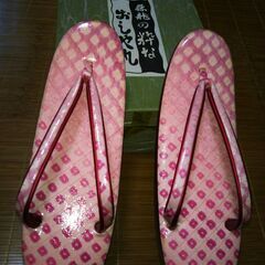 インテリアにおしゃれで綺麗なショール、新品鼻緒のぞうり、目立つ帯揚げ、組みひもの画像