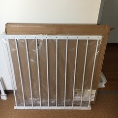 壁付テレビ台・ベビーサークル2枚・風呂蓋・ベビーゲート1枚の画像