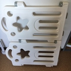 壁付テレビ台・ベビーサークル2枚・風呂蓋・ベビーゲート1枚の画像