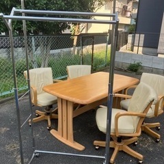 テーブルと座椅子、おまけでハンガーラック
