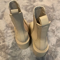 ZARA ブーツ　ベージュ　秋の画像
