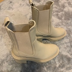 ZARA ブーツ　ベージュ　秋の画像