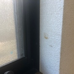 キッチン周りの油で汚れた壁紙を再生します
