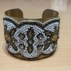 エーヴィーマックス バングル 石を止めてる金具１つと小さな石６ヶ所欠損
の画像