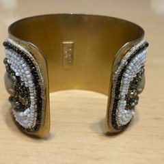 エーヴィーマックス バングル 石を止めてる金具１つと小さな石６ヶ所欠損
の画像