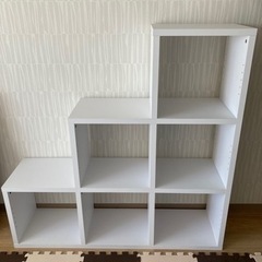 白い階段状の棚