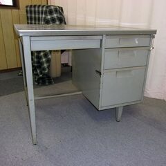 中古事務机スチールと椅子無料