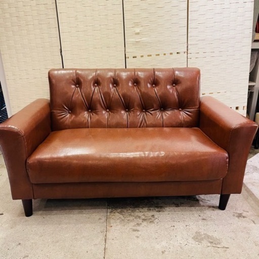 【売約済み】　【実質表示価格より２０％お値引き！！】　【チェア祭り！】　2pソファ　2人掛けソファ　ソファ　ソファー　合皮　アーム　2シーター　検　フェイク　レザー　革　チェスターフィールド　レトロ　ビンテージ　クラシック　キャメル　ブラウン　クラシック　　カフェ　スタイル　ボタン　モダン