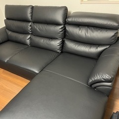 20000円❣️ヘッドの後ろに少しインク。けど綺麗な状態✨マナベ   カウチソファ  合皮  黒◼️