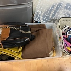 10/23まで 古着+収納ボックス まとめ売り 20点以上 キャスター付き 洋服 シューズ バッグの画像