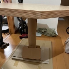 六角形テーブルの画像