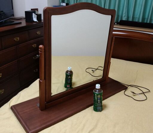 置き鏡（５１×５７ｃｍ）　日本製　天然木（桐無垢）　自立式　半身サイズ　クラウンファニシング社製　角度調整　コンセント付　寝室・和室・リビング