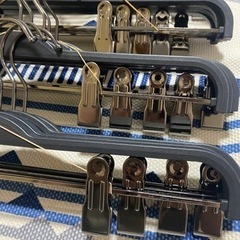 値下げしました！ズボンもかけられるハンガー24個の画像
