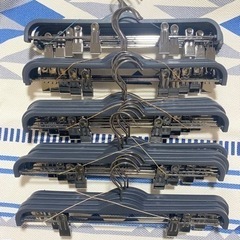 値下げしました！ズボンもかけられるハンガー24個の画像