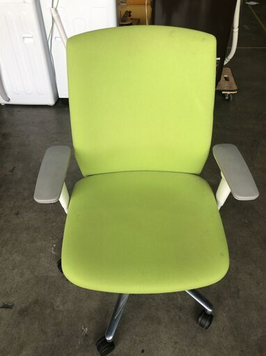 オカムラ オムネス背クッション付きデスクチェア ライムグリーン J10017