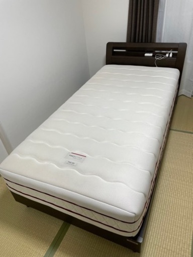 ※取引確定★10/8(土)10-14時で急募！総計14万のものを2000円で！ブランドマットレス+ベッドフレーム売ります！