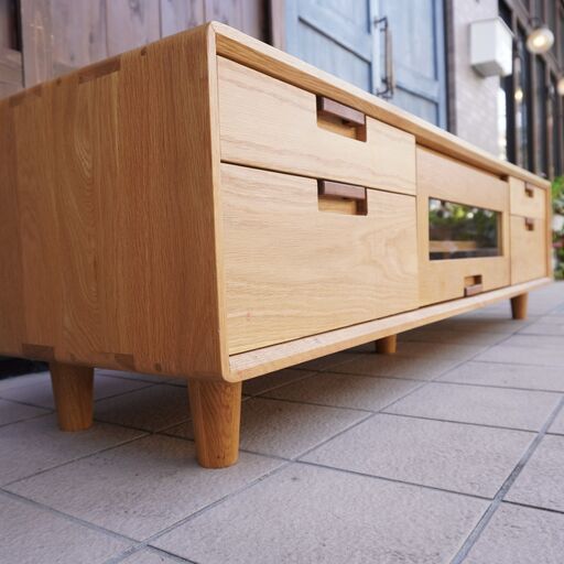 久和屋のオーク材にウォールナット材の取手を合わせたナチュラルのテレビボードです。シンプルなデザインは圧迫感を感じさせず、1人暮らしにも。北欧モダンスタイルなどナチュラルテイストにおススメのローボード♪CI439