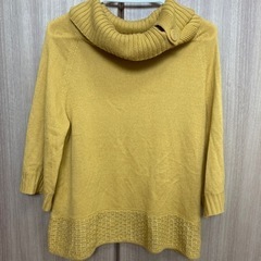 からし色　トップスの画像